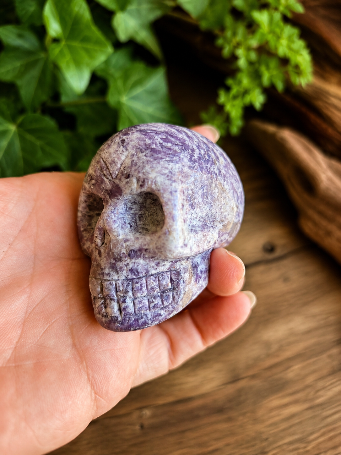 Crâne en lépidolite – 200 g
