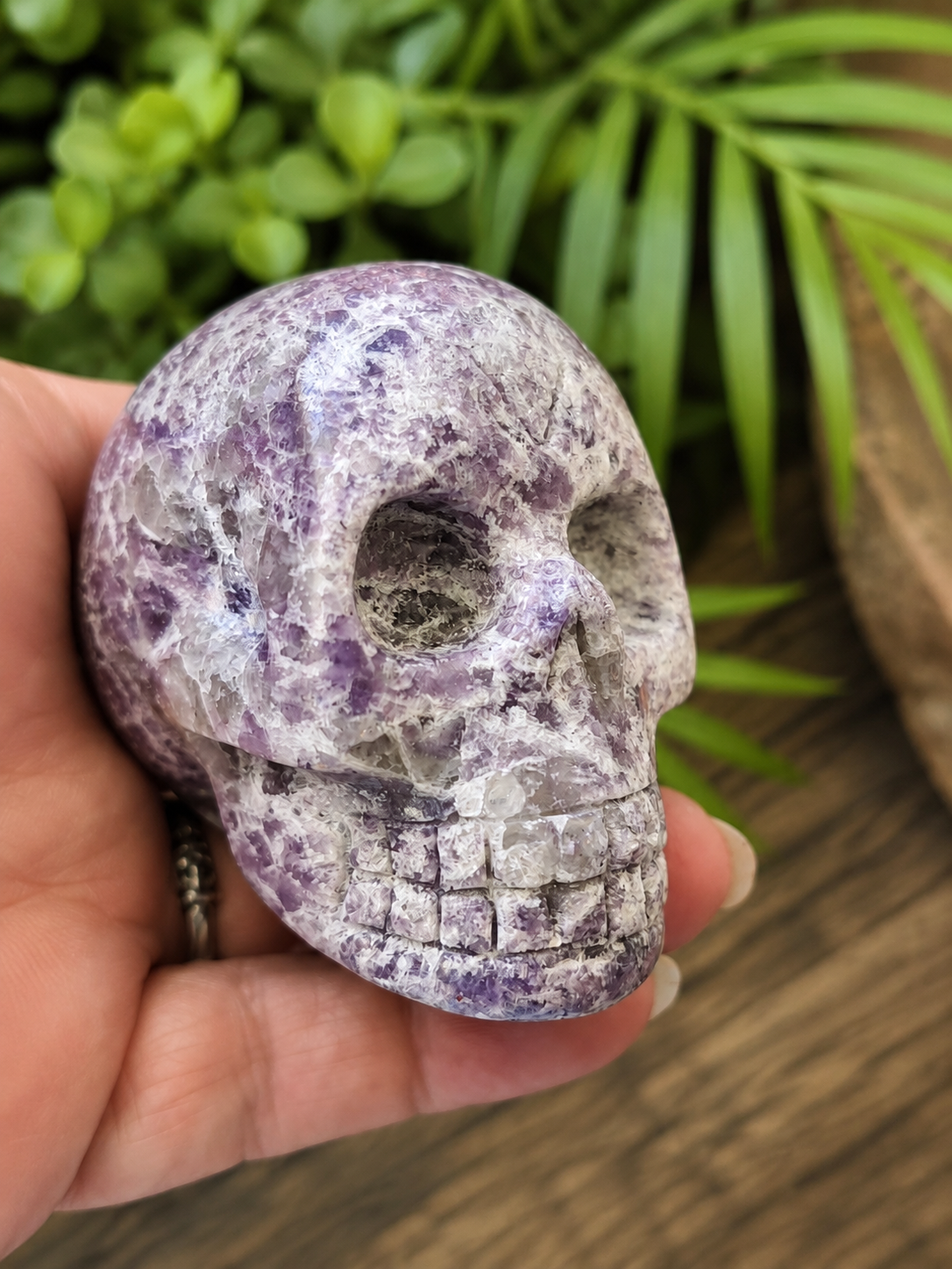 Crâne en lépidolite – 200 g